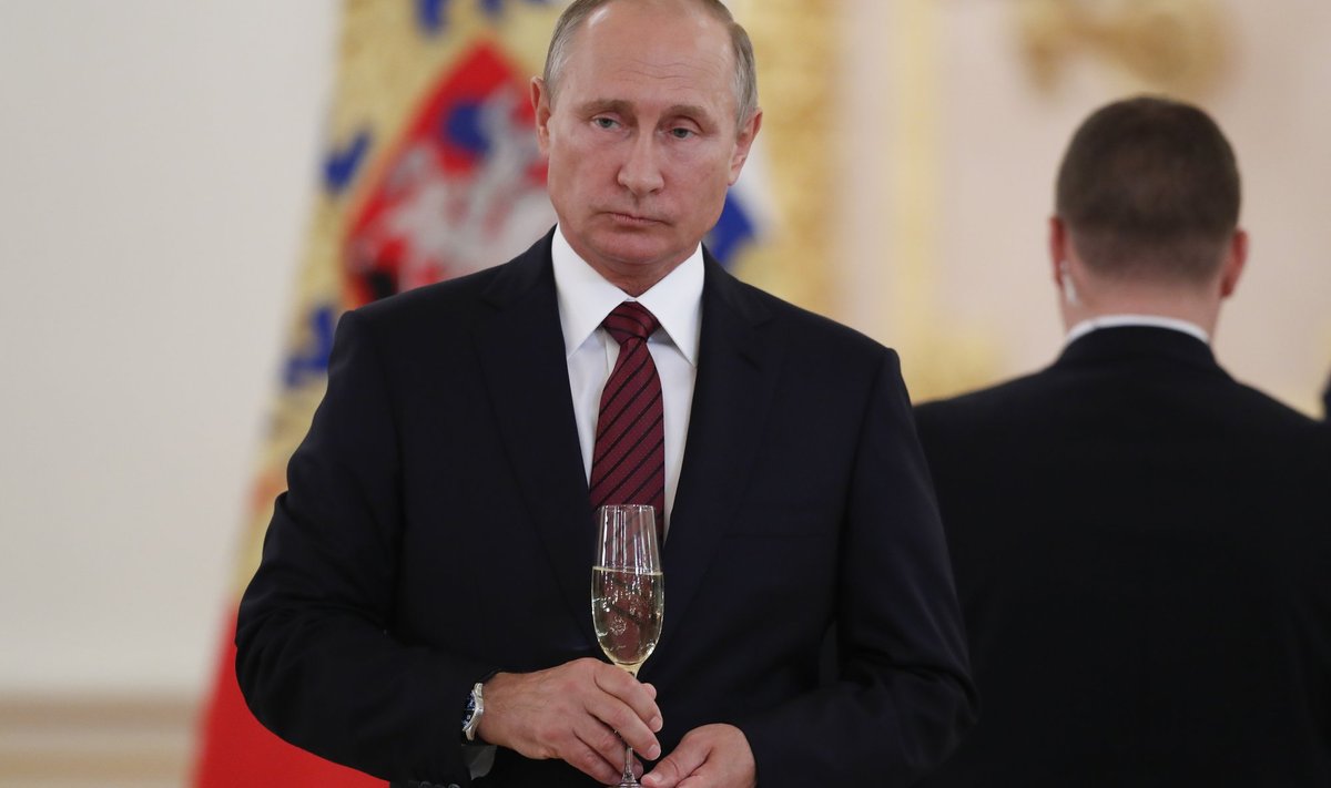Venemaa president Vladimir Putin šampanjaklaasiga