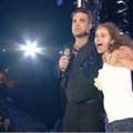 VIDEO: Robbie Williams näitab näpuga: tahan seda tüdrukut lavale