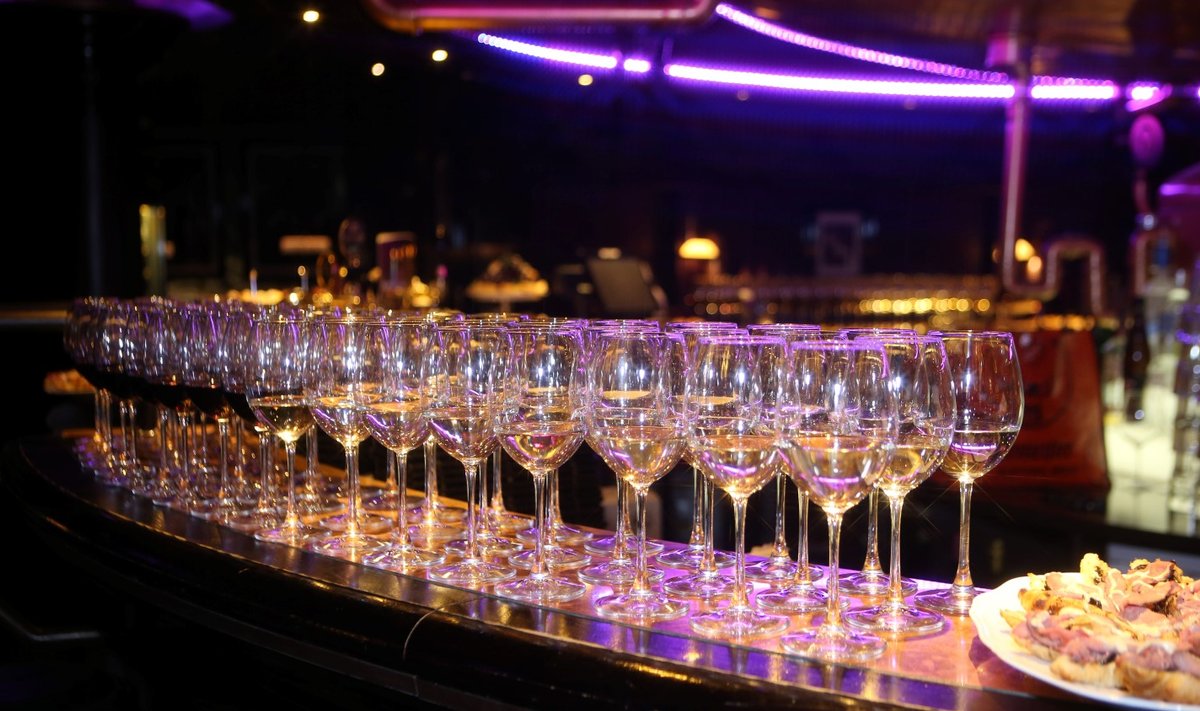 Alkohol on eestlaste elus tähtsal kohal. Ilma klaase kokku löömata ei möödu ükski tähtsam sündmus.