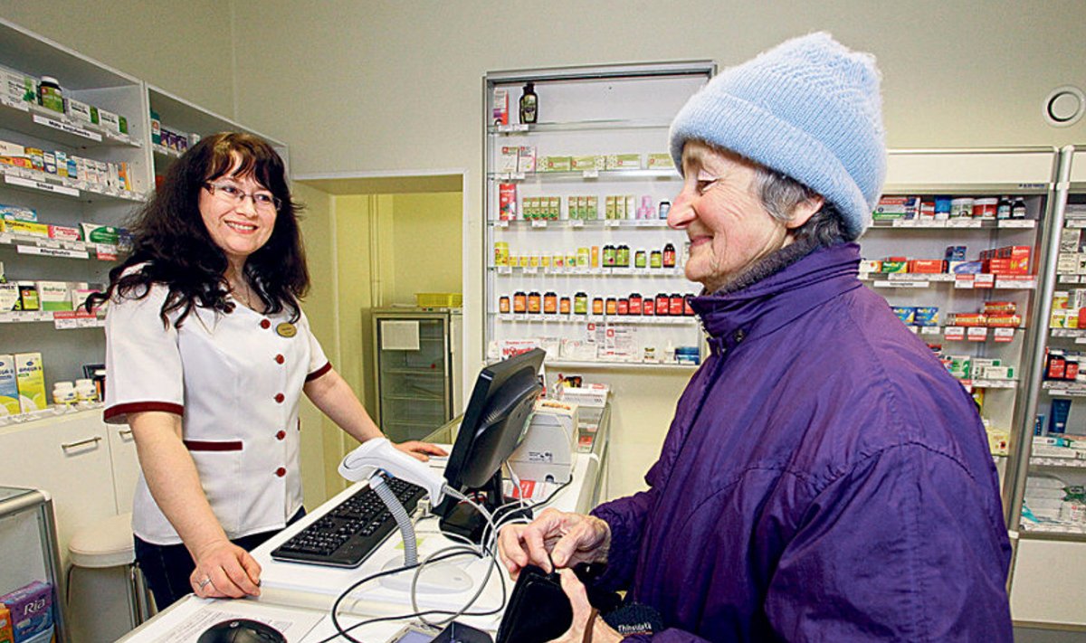 Linda Kaasik Gildi Apteegi Luunja haruapteegis proviisor  Signe Sultsi käest ravimeid ostmas.