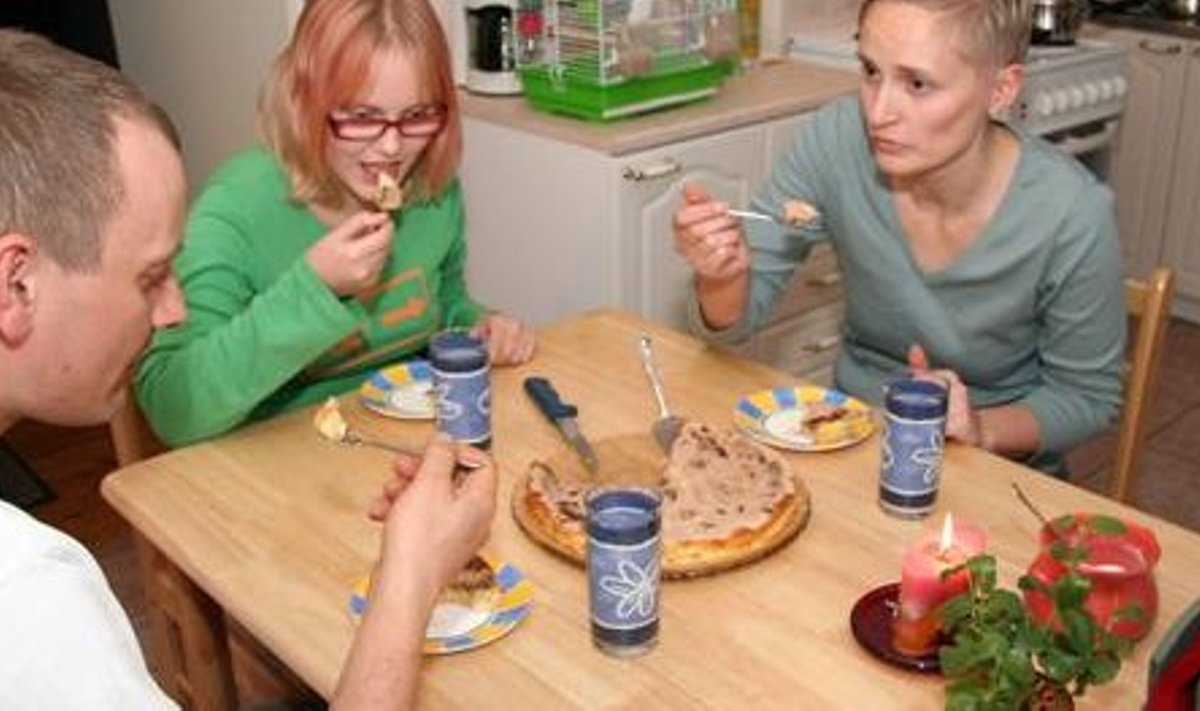 Nädalavahetusel on Katrin Pärnpuu peres traditsiooniks koogi küpsetamine, sellega maiustavad hea meelega tütar Merili ja pereisa Jaanus.