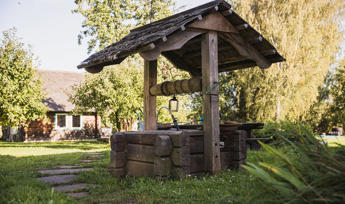 Aleviku elanikud saavad vett salvkaevudest, mille vesi on proovide järgi saastunud.