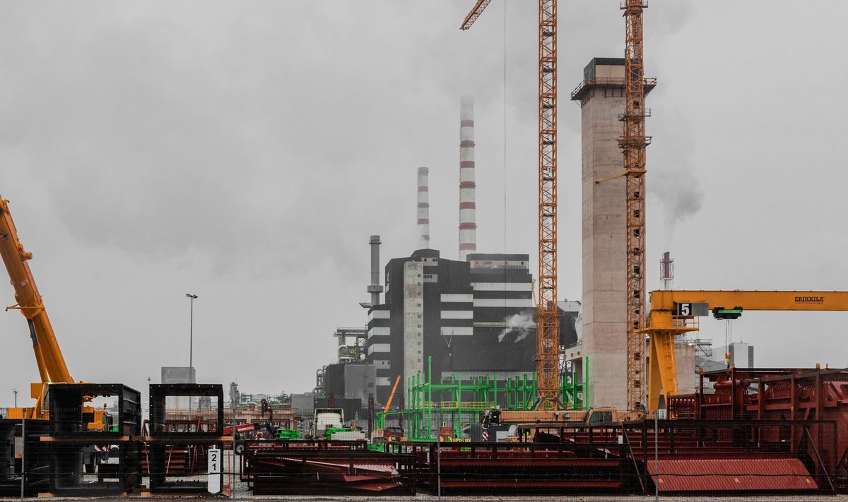 Eesti esimese kliimakaebuse keskmes oleva Enefit280 põlevkiviõlitehase ehitus on täies hoos. Tartu ringkonnakohtu hinnangul võib tehase valmis ehitada, sest probleemid avalduvad alles siis, kui tehas töötab.
