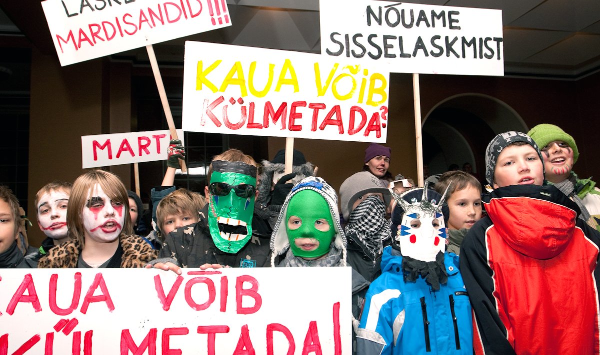 Vanaema-vanaisa riidekapis tuuseldamas käinud mardi- ja kadrisandid teevad halloween’i „jooksjatele“ õudusskaalal tihti silmad ette. Fotol mardipäeva tähistamine riigikogus 2009. aastal.