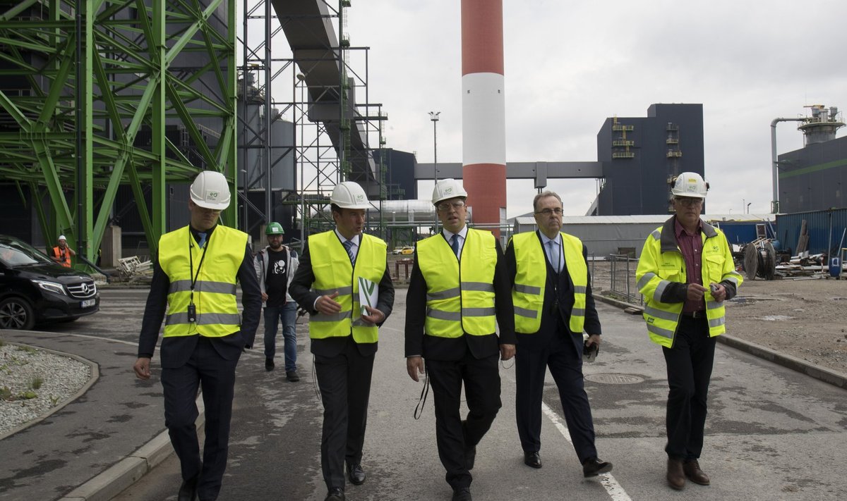 Peaminister Jüri Ratas Auvere elektrijaamas (pildil keskel koos Eesti Energia juhi Hando Sutteri ja nõukogu esimehe Väino Kaldojaga).