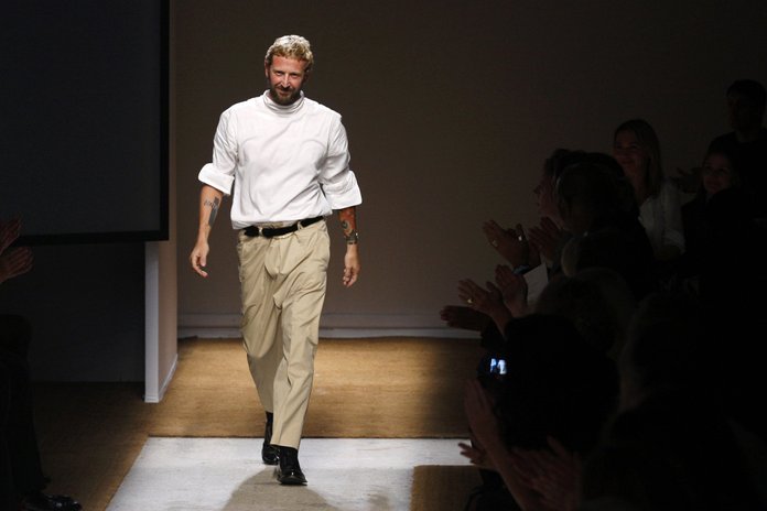 Stefano Pilati Pariisi moenädalal esitlemas Yves Saint Laurent' kevad/suvi 2010 kollektsiooni