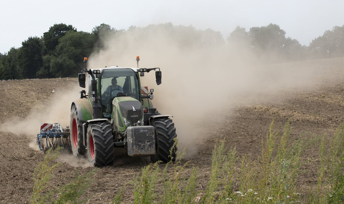 Traktor põllul tolmamas