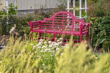 Anneli Sainasti Inglis stiilis koduaias on kauneid vaateid ja istumisnurki. 