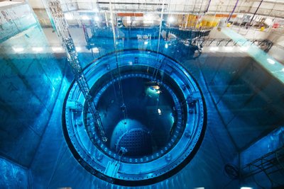 Открытая крышка установленного реактора на финской АЭС Olkiluoto 2
