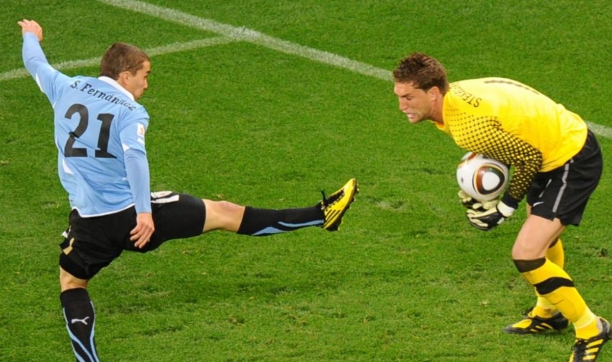Hollandi väravaht Maarten Stekelenburg tõrjub Uruguai ründaja Sebastian Fernandez löögi jalgpalli MM poolfinaalkohtumisel Lõuna-Aafrikas. 