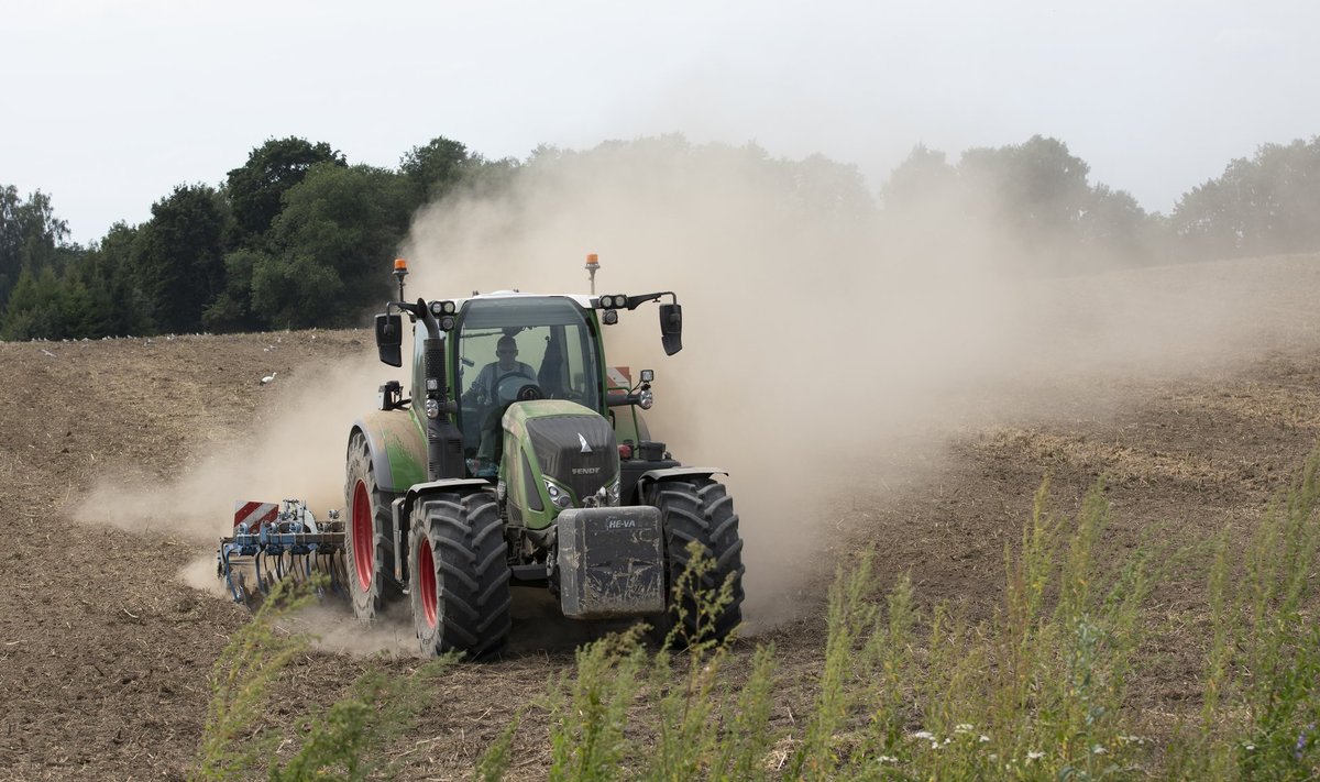 Traktor põllul tolmamas.