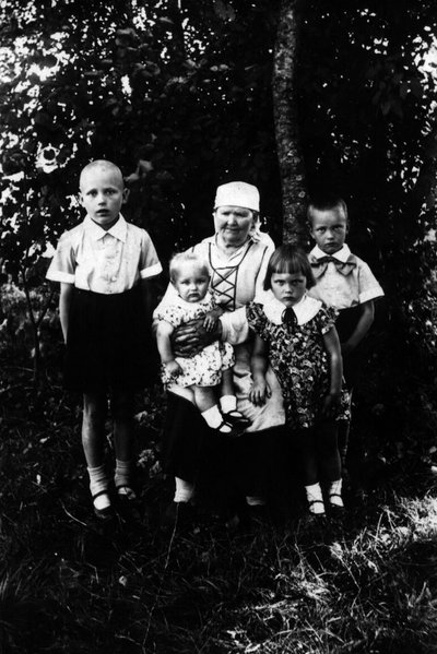 Rassi pere 1937. aasta suvel. Vasakult: Aita, ema Elsa, isa Jaan, Ants, Mare, vanaema Mari Gross ja Ärni