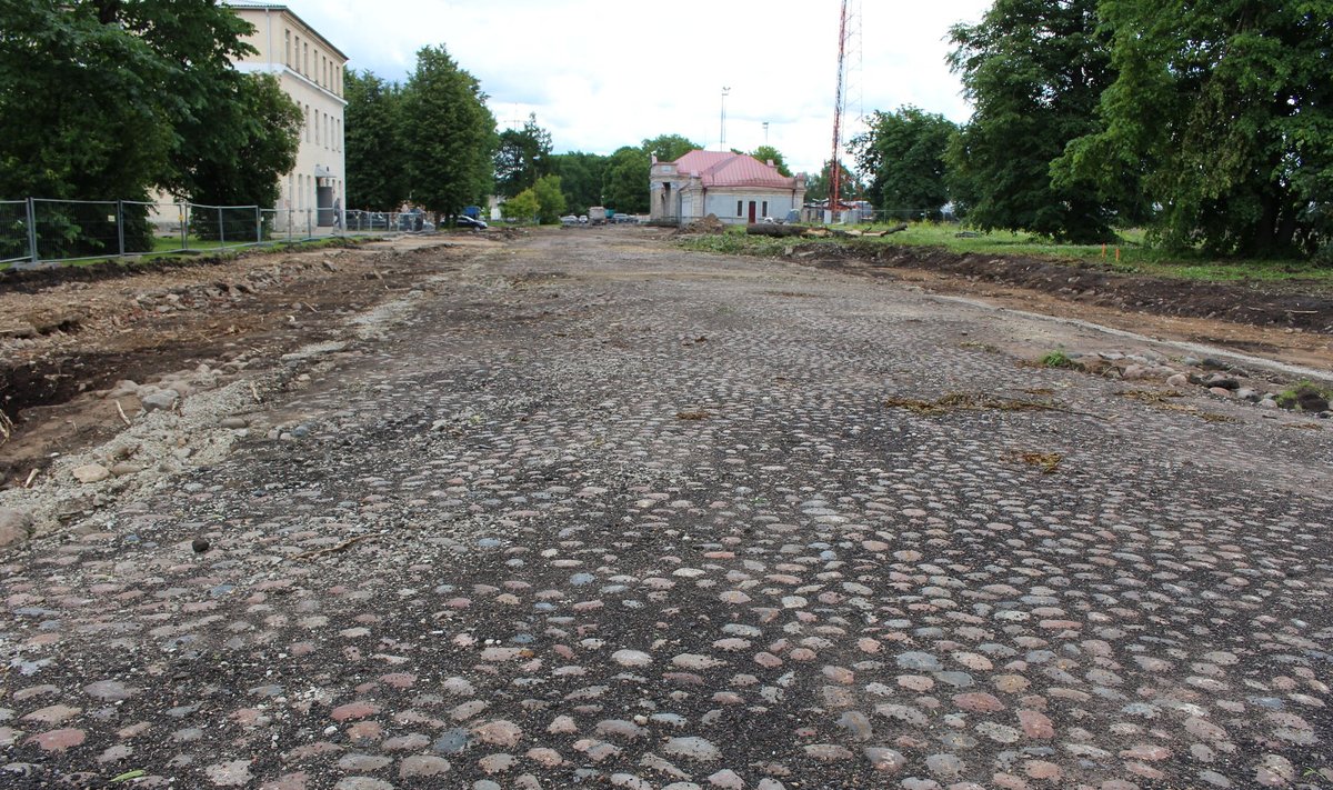 Ajalooline munakivitee, Narva