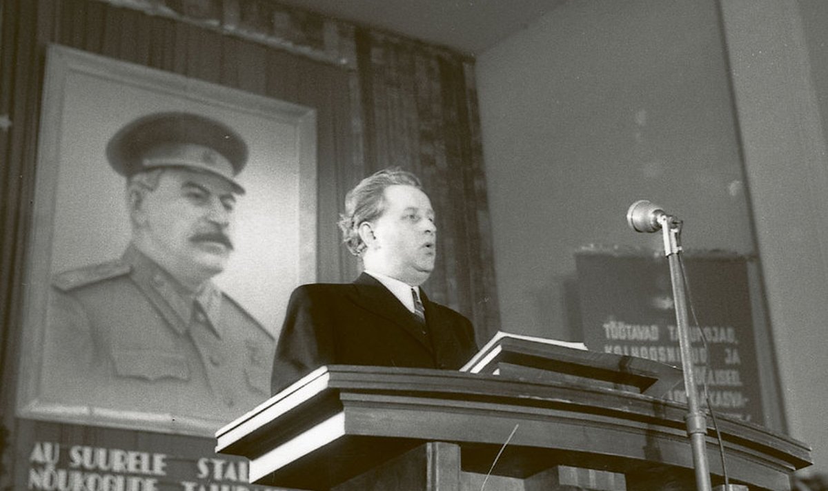 Eesti kommunistide formaalne juht Nikolai Karotamm kohtus  1949. aasta 18. jaanuari  hilis­õhtul Kremlis  Staliniga ja tegi oodatud  ettepaneku  kulakute  vabariigist väljasaat­miseks.