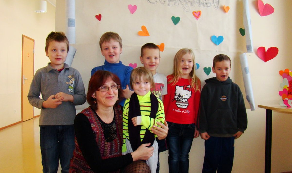 Käru Põhikooli lasteaiarühma õpetaja Liia Sizask esitati valla poolt aasta õppija tiitlile. Pildil eelmise õppeaasta koolieelikute rühma lastega. Foto: Eva Seera