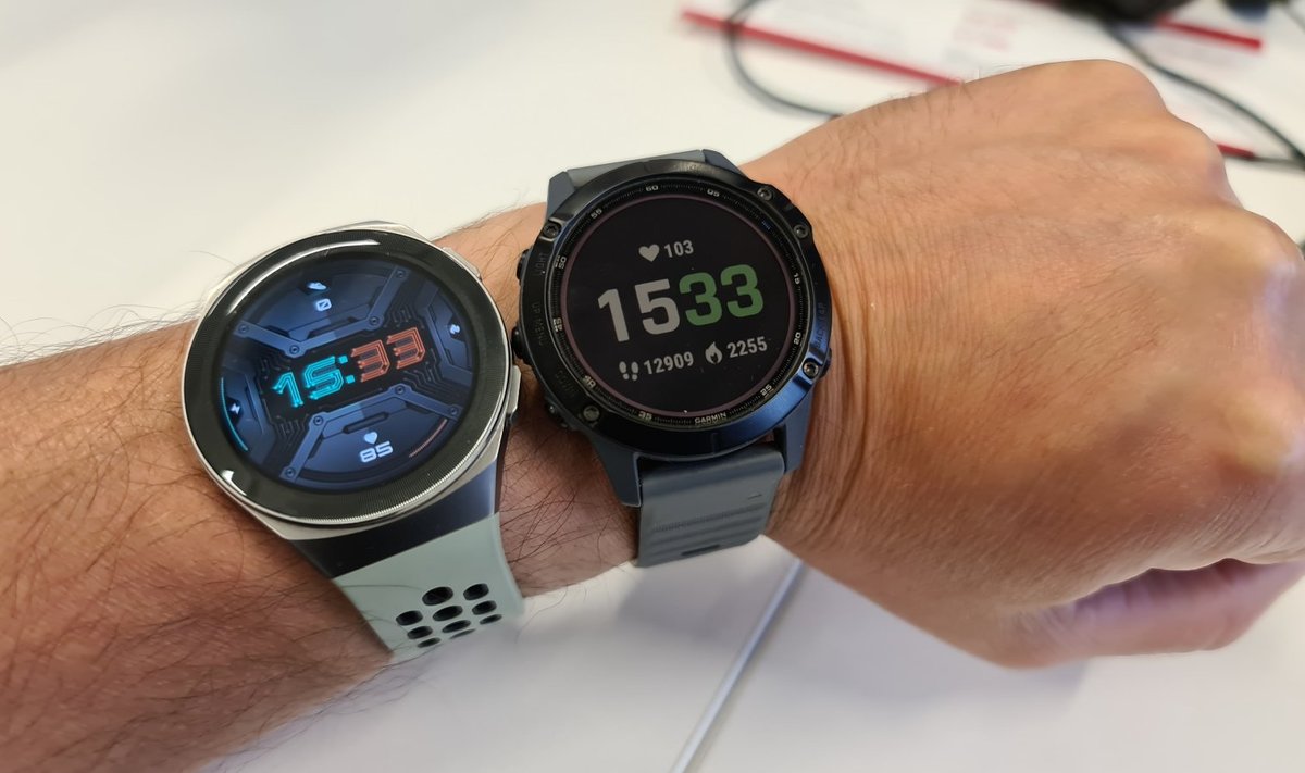 Huawei Watch GT 2e (vasakul) ja Garmin Fenix 6 Pro Solar