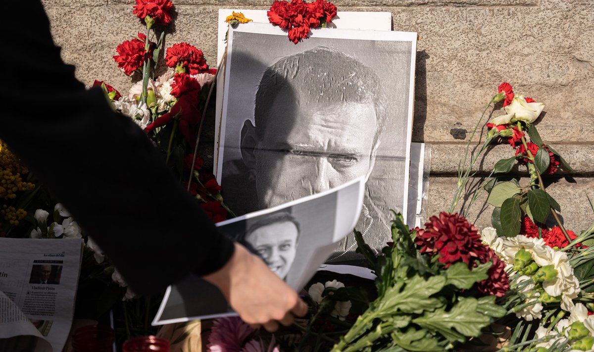 Стихийный мемориал Алексею Навальному