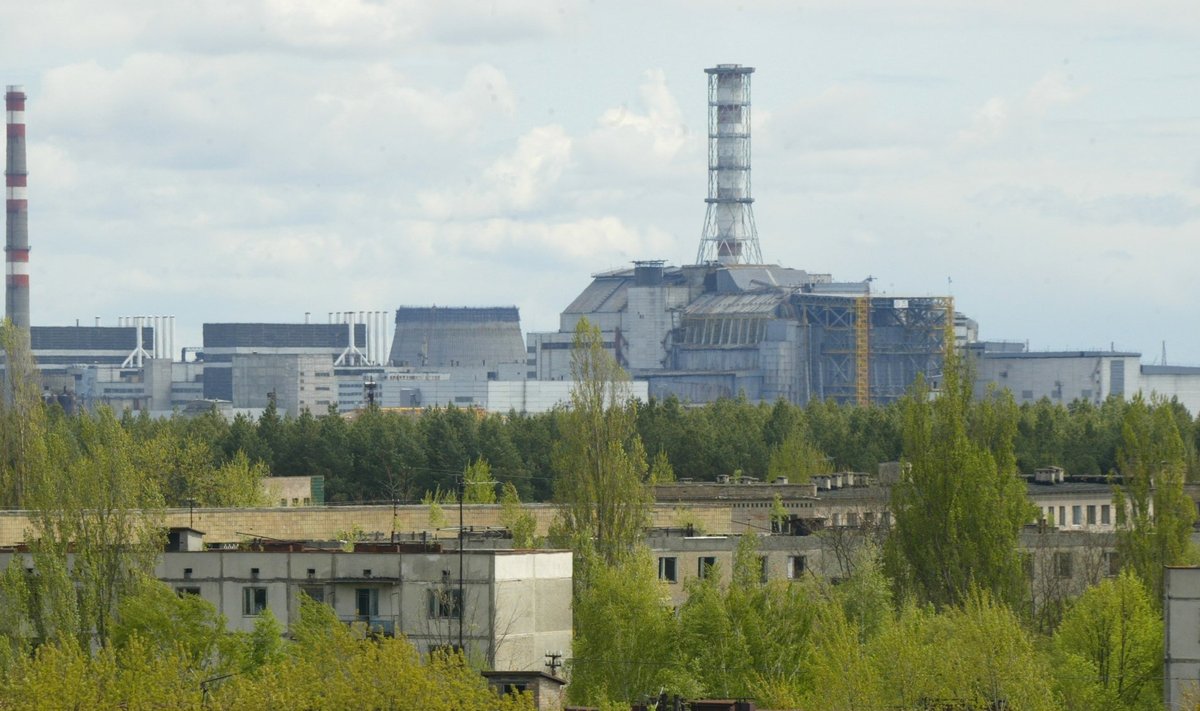 Tšernobõli tuumajaam mahajäetud Pripjati linna taustal