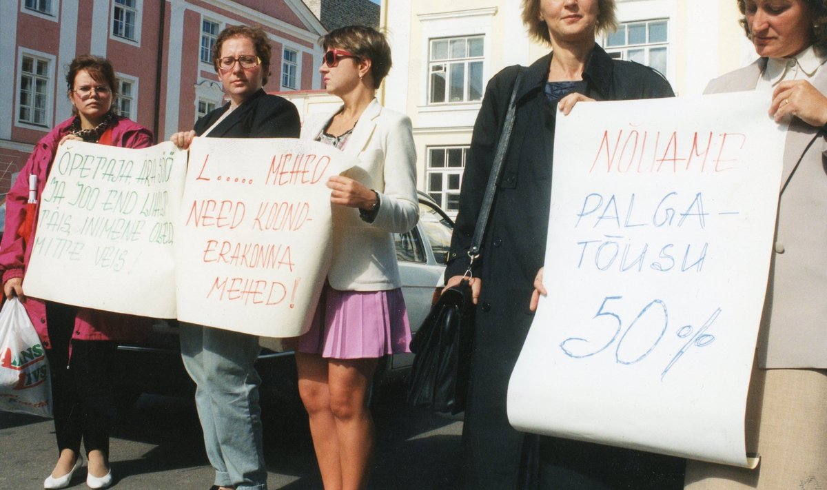 Meeleavaldus Toompeal 1990-ndatel. Õpetajad nõudsid palka juurde ka 30 aastat tagasi. 
