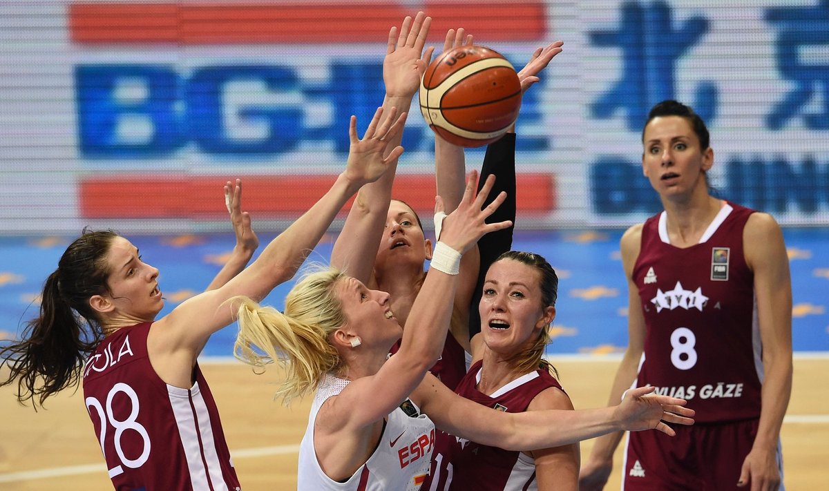 Läti naiskond mängus Hispaaniaga
