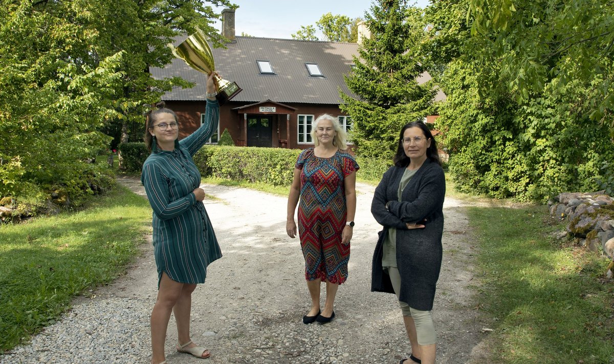 Kevadel võidetud aasta kooli särav karikas Metskülas. Seda hoidev vilistlane, õpetaja ja lapsevanem Maris Altmann ning õpetajad Astrid Nikkel ja Pille Kaisel ei tea veel, kas karikas jääb tegutsevasse kooli või saadetakse muuseumi.