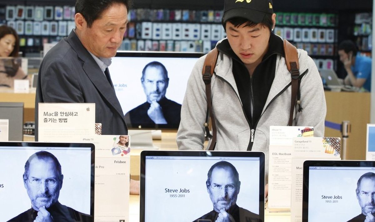 Steve Jobsi mälestavad ekraanid Apple'i poes Soulis. Foto Jo Hong-Hak, Reuters