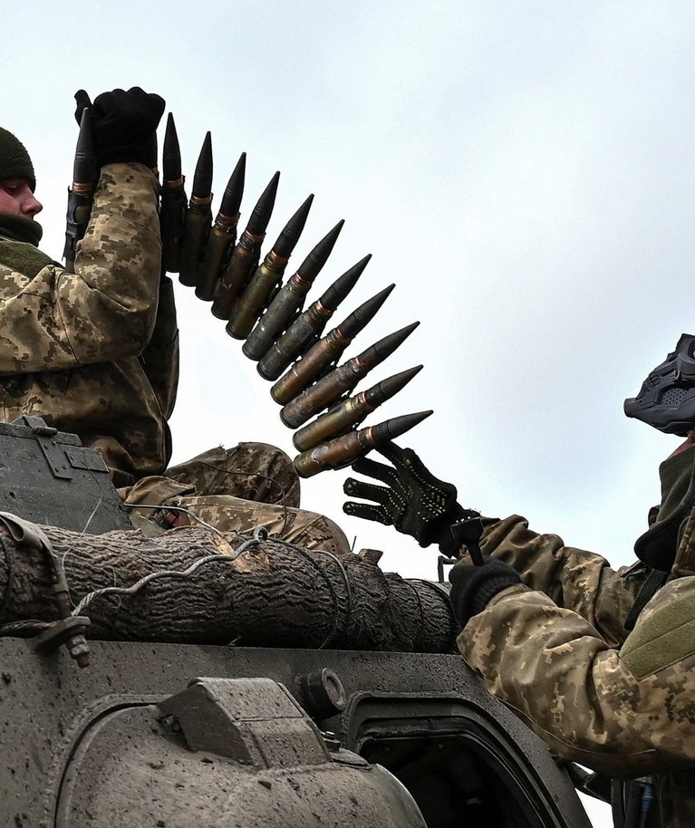 Ukraina sõjaväelased laskemoona laadimas. Foto tehtud 23. jaanuaril 2023 Zaporižžjas.