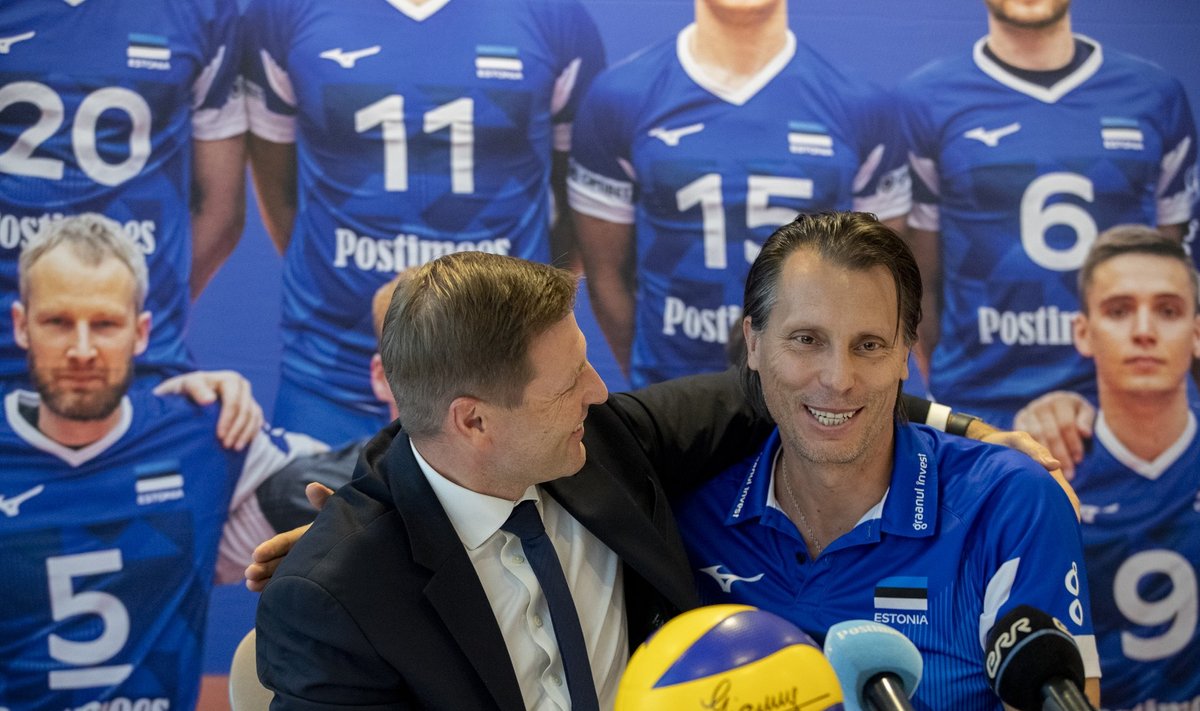 Eesti võrkpalliliidu president Hanno Pevkur tänamas Crețut tehtud suure töö eest.
