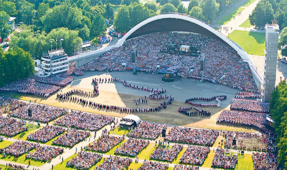 Tallinnasse jõuab peotuli 4. juulil. Pildil 2011. aasta laulupidu.