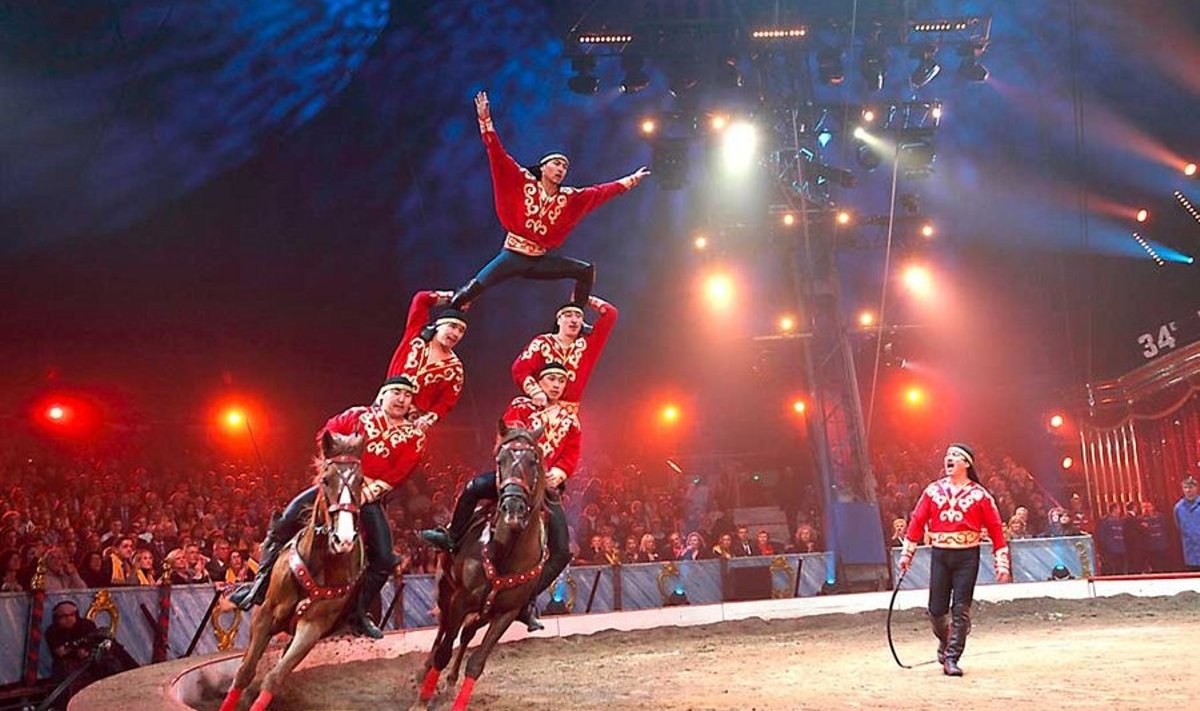 Etüüd hobustega: 1976. aastal asutatud rändtsirkuse programm sisaldab ka etteastet kasakatrupp Eshimbekovilt. (Circus Finlandia)