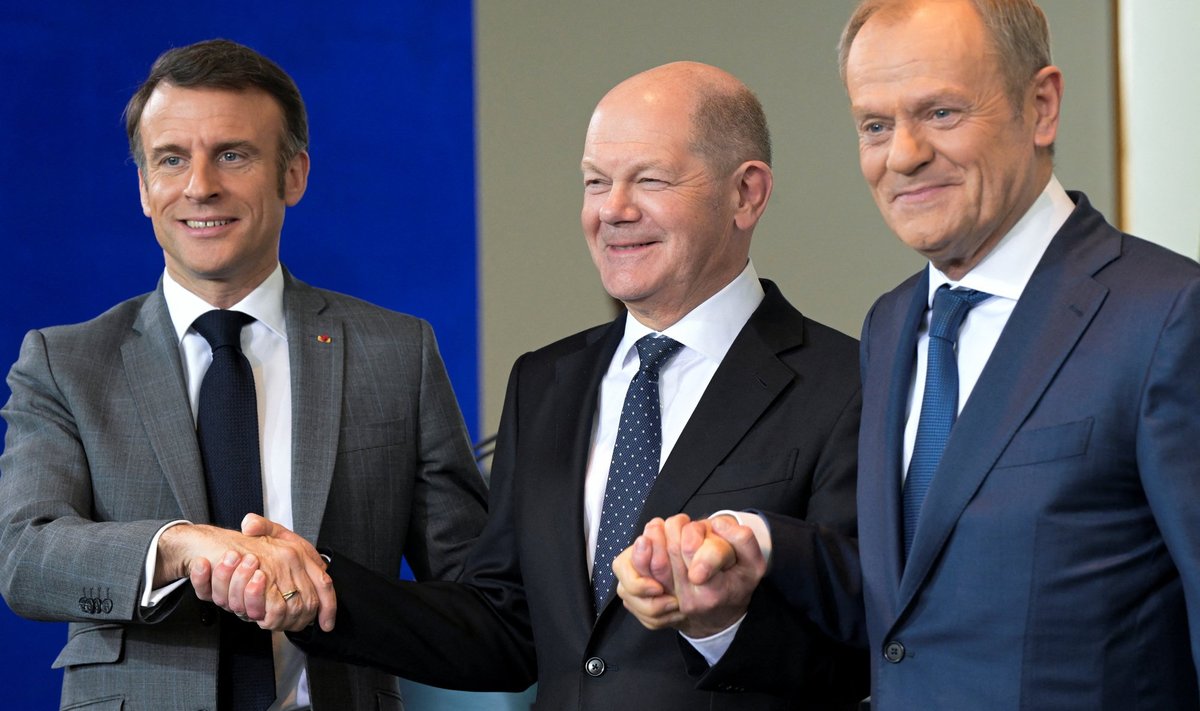 Президент Франции Эммануэль Макрон, премьер-министр Польши Дональд Туск, канцлер Германии Олаф Шольц пожимают друг другу руки после заявления для прессы перед трехсторонней встречей консультационного форума „Веймарский треугольник“ в канцелярии в Берлине, Германия, 15 марта 2024 года.