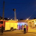 ФОТО: В среду ночью на троллейбусных линиях повис мужчина, спасатели спустили его на землю