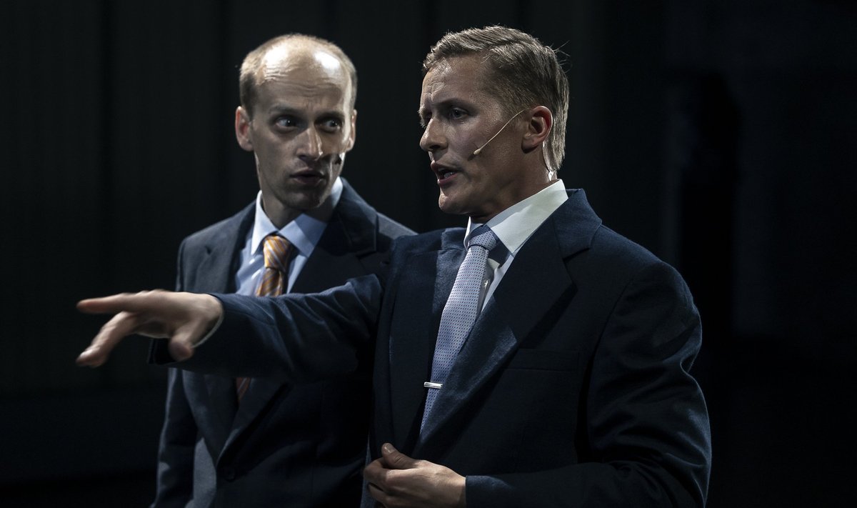 SUUREPÄRANE ROLLISOORITUS: Niinemets (paremal, vasakul Markus Luik) on laval enamikus stseenides ning tal tuleb ülimalt tempokas lavastuses mängida kiirete vahetustega erinevaid vaimuseisundeid.