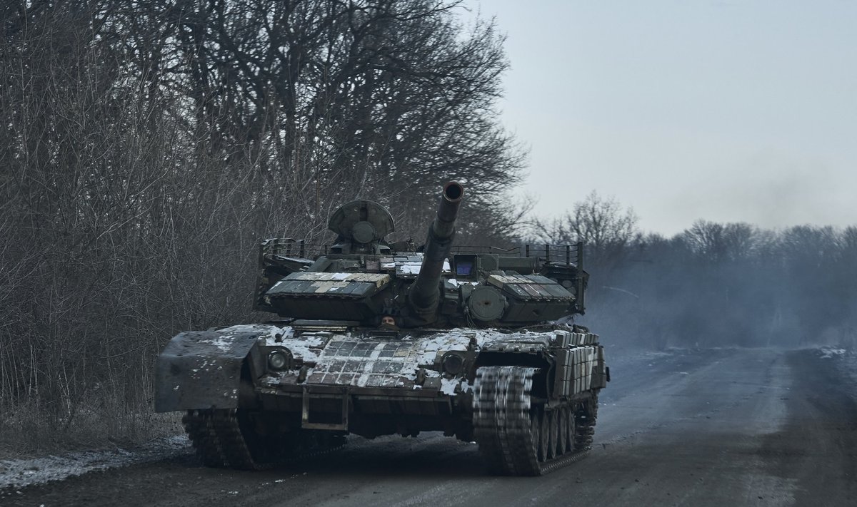 Украинский танк движется к своей позиции на передовой в Бахмуте