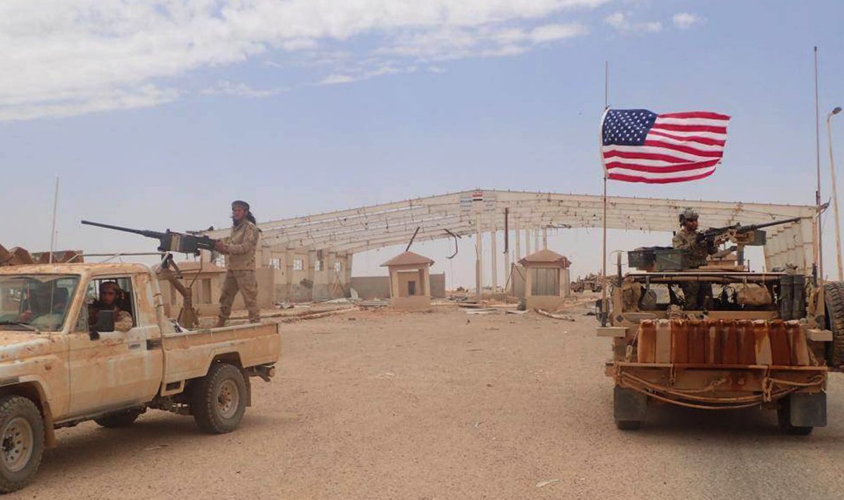 Süüria mässulised ja USA sõdurid at-Tanfis