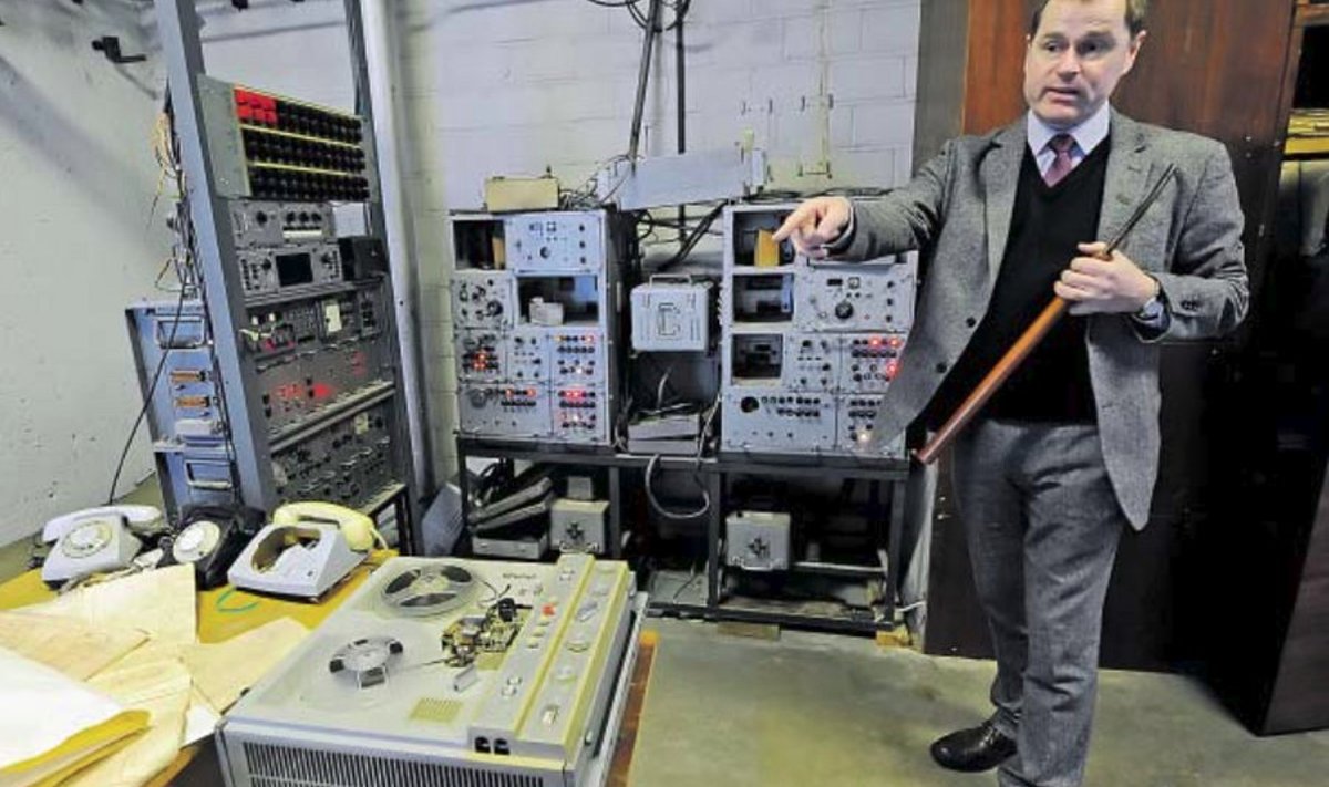 Hotelli kommunikatsioonijuht Peep Ehasalu näitab KGB raadiotranslatsiooni keskust, mis on täies hiilguses säilinud. 
