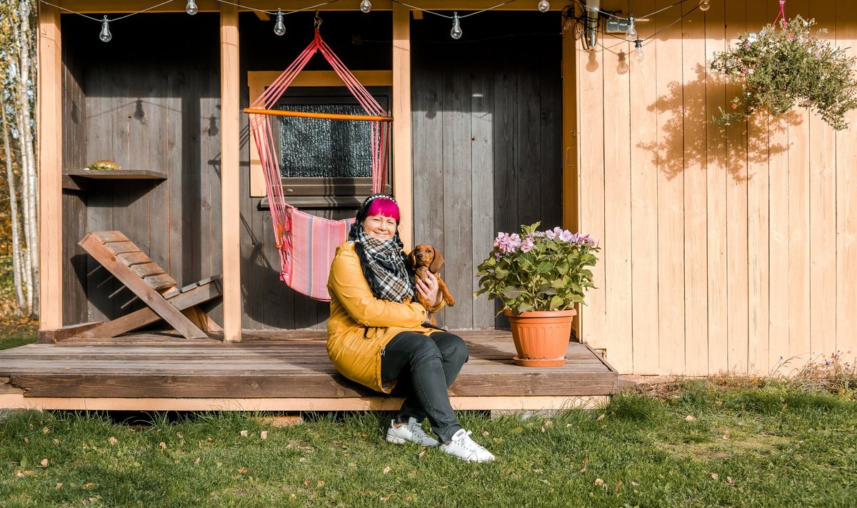 Kersti koeraga sauna terrassil päikest ja Setomaa kuldset sügist nautimas.