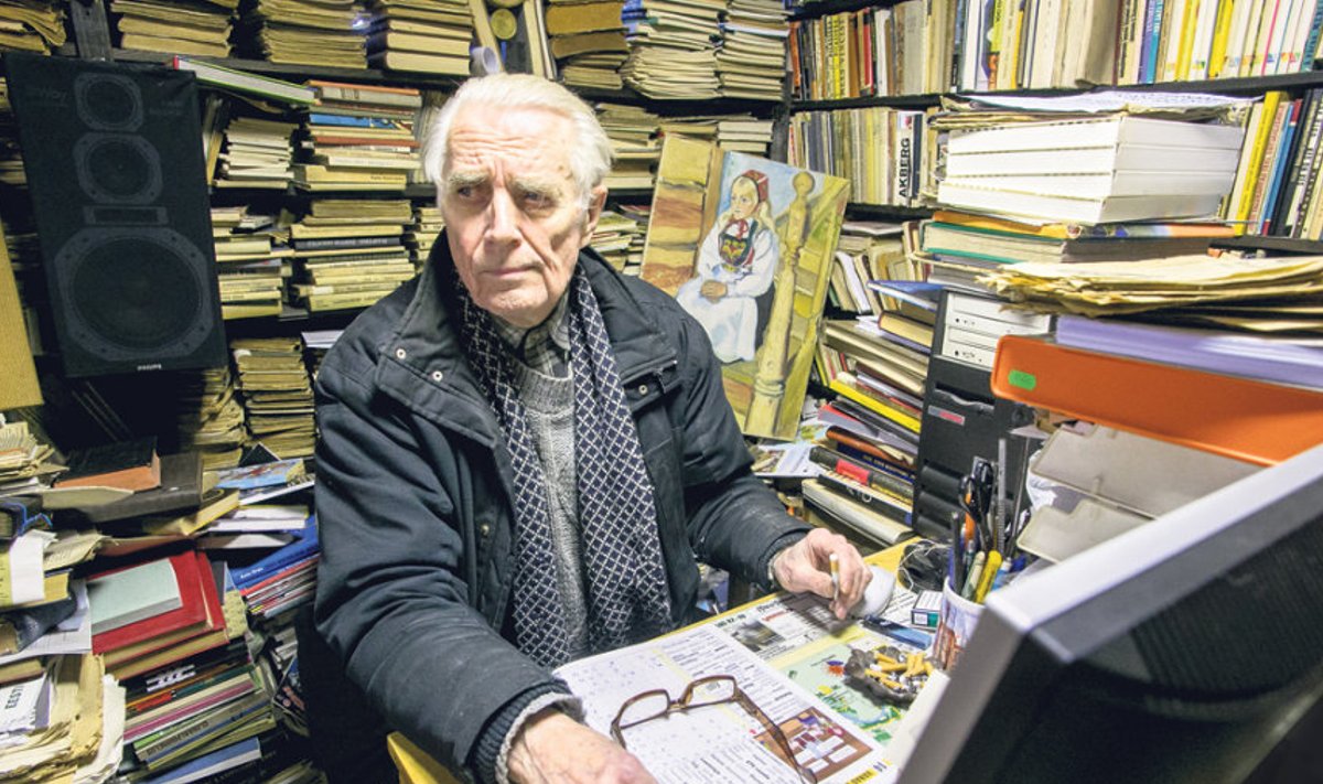 Tuhandete vanade  raamatute, ajakirjade,  ajalehtede, ürikute  ja esemete vahel  veedab Olaf Esna  suurema osa  oma päevast.