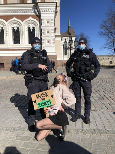 Roosabanaanike kevadisel "Seisame Eesti vabaks" maskivastasel protestil