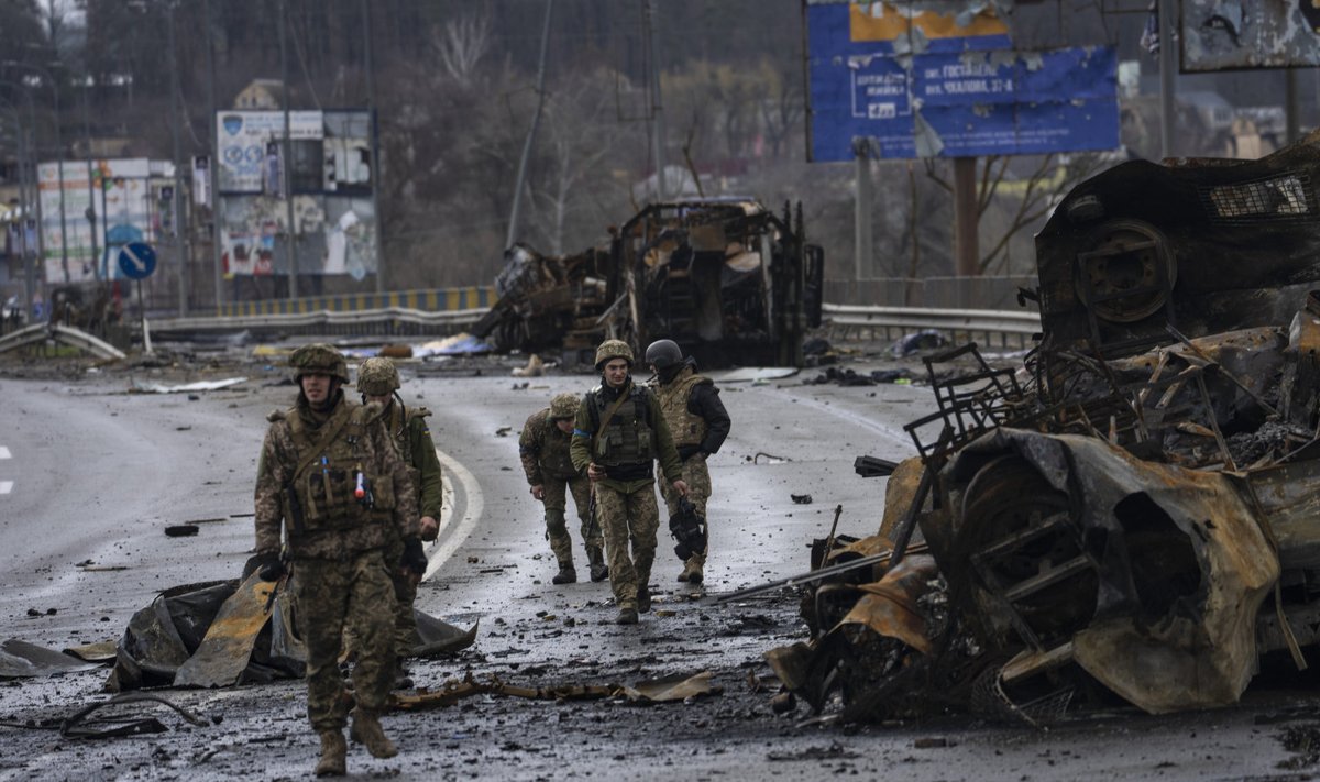 Ukraina sõdurid purustatud Vene sõjatehnika juures. Pilt on illustratiivne.