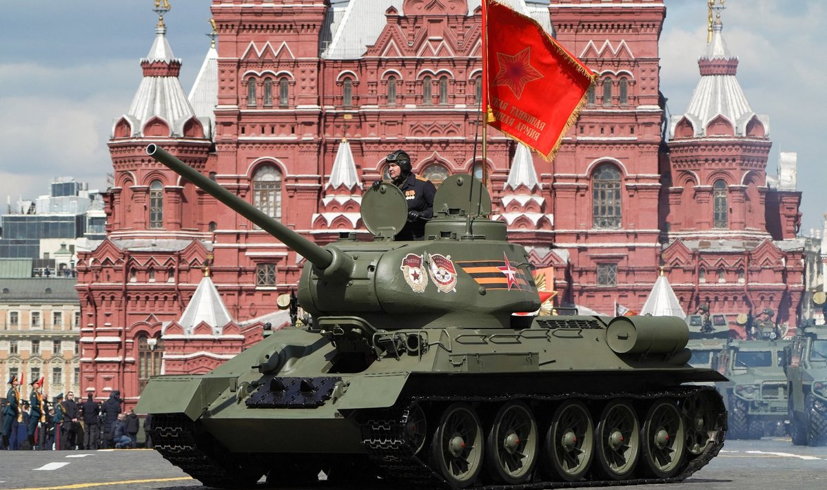 AINUS TANK: Seekord toodi Punasele väljakule vaid Suurest Isamaasõjast tuntud tank T-34, mitte uusi mudeleid, mida ukrainlased purustavad iga päev. Eile kaotasid venelased neli tanki.