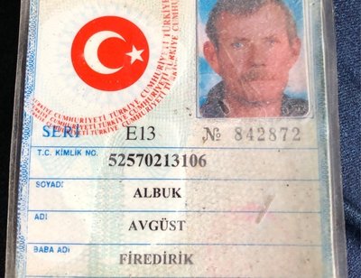 В свидетельстве о рождении Аугуста его имя и фамилия, а также имена родителей написаны на турецком языке. Паспортов у простых турков нет, получить их очень сложно и дорого.
