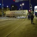 Столкновение грузовика и легкового автомобиля привело к образованию дорожных пробок на Мяннику теэ в Таллинне