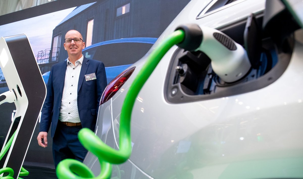 Euroopa elektriautode liidu peasekretär Philippe Vangeel tutvus möödunud reedel Eestis käies ka Eesti Energias arendatavate elektromobiilsuse lahendustega. Muu hulgas kavatseb riiklik energiafirma järgmisest aastast hakata pakkuma koduslaadimise teenust.