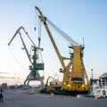 ФОТО и ВИДЕО: Портовый кран Роомассааре отбуксировали в Насва