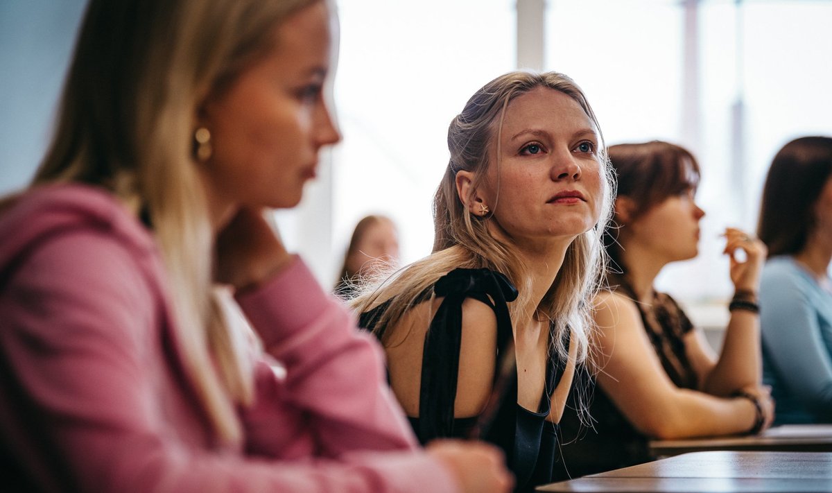 „Minu kallis ema“ jõuab Eesti vaatajateni sügisel PÖFF-il ning pärast seda Elisa Huubis. Fotol peaosalist kehastav Doris Tislar, kes (koos Elina Reinoldiga) muudeti teatud stseenides tehisintellekti abil nooremaks.