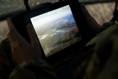 Droonioperaatorid näevad juhtpuldi ekraanil justkui renessansiaegset maastikumaali. Maaliliste veskite ja talude asemel on aga varemed.