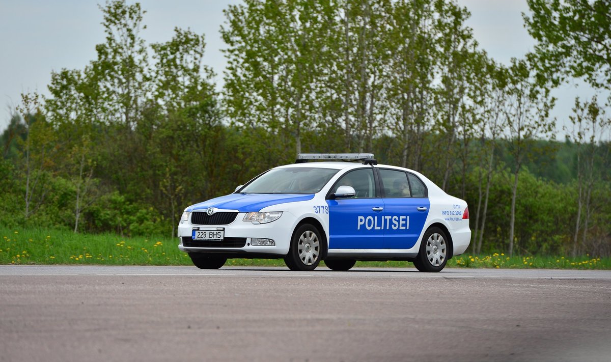 politsei Pärnu maanteel