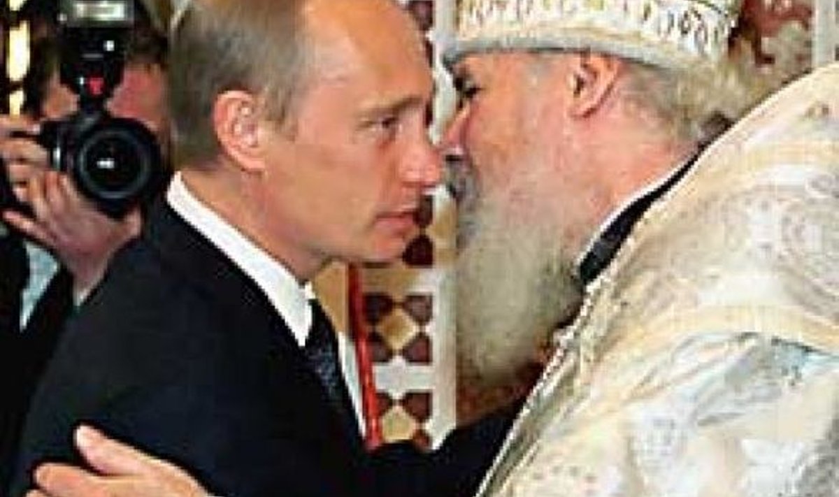 NAGU ISA JA POEG: President Vladimir Putinil kui kõigest saksalikust lugupidaval mehel on Aleksius II-ga eriti hea klapp. 