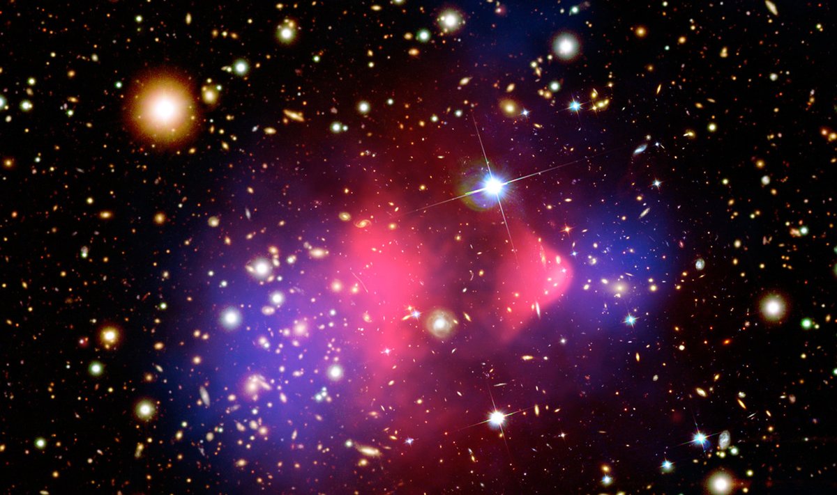 Komposiitpilt tumeaine ja kuuma gaasi jaotusest galaktikaparvede põrkumisel. Tumeaine on tähistatud sinise värviga ja kuum gaas punase värviga. Galaktikaparvede põrkumisel on tumeaine eraldunud kuumast gaasist, mis takistusjõu tõttu pidurdunud.